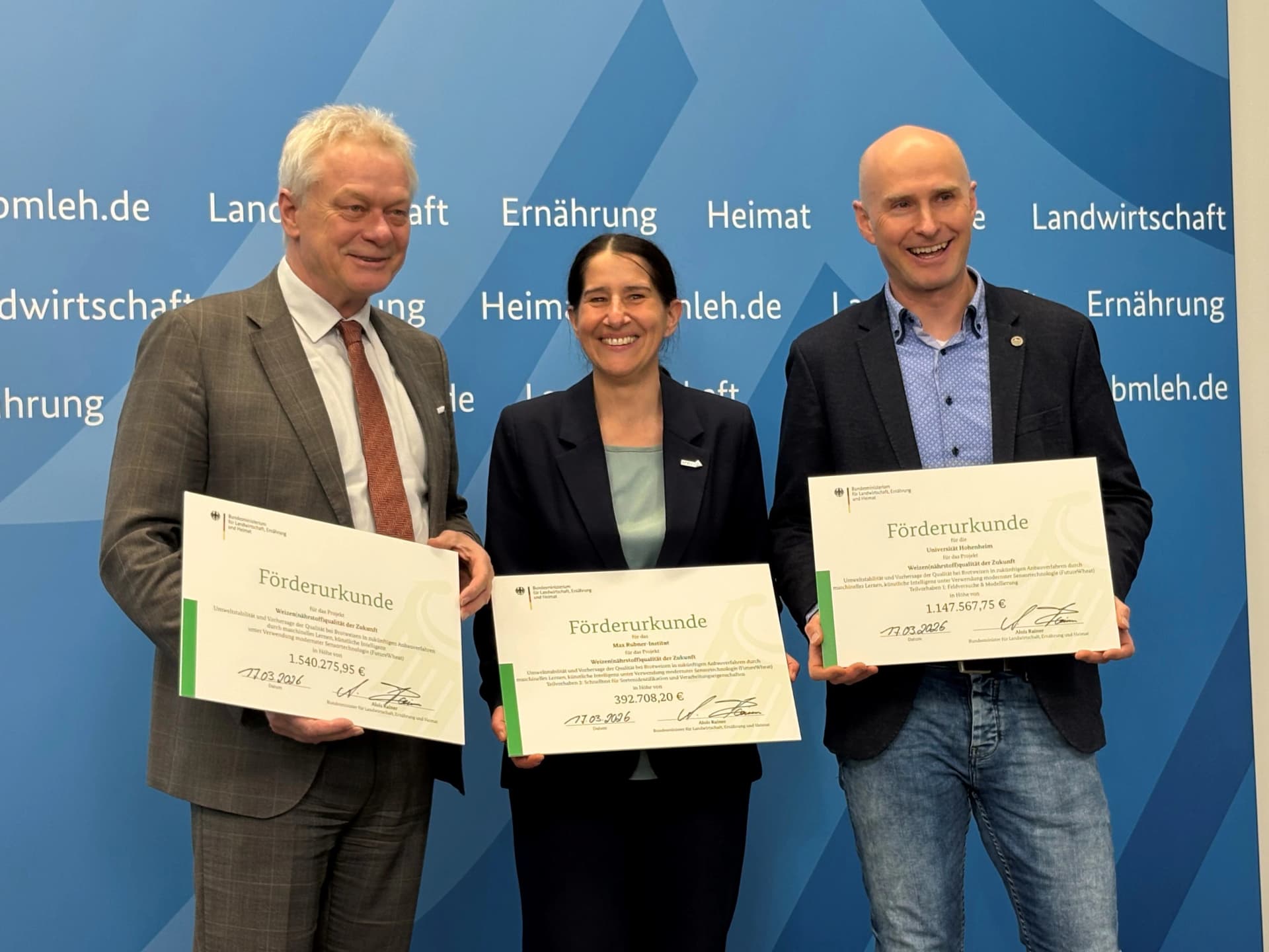Übergabe des Förderbescheids zum Projekt FutureWheat: Landwirtschaftsminister Alois Rainer mit Prof. Friedrich Longin (Universität Hohenheim, r.) und Prof. Tanja Schwerdtle (Max Rubner-Institut, M.)